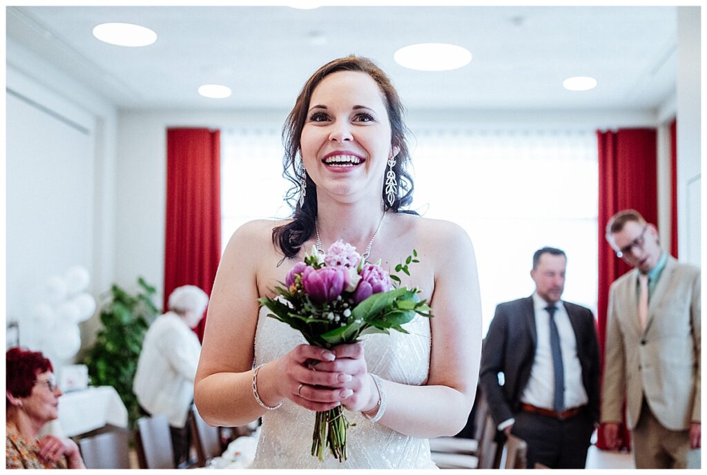 braut mit blumen, hochzeit in weißenfels